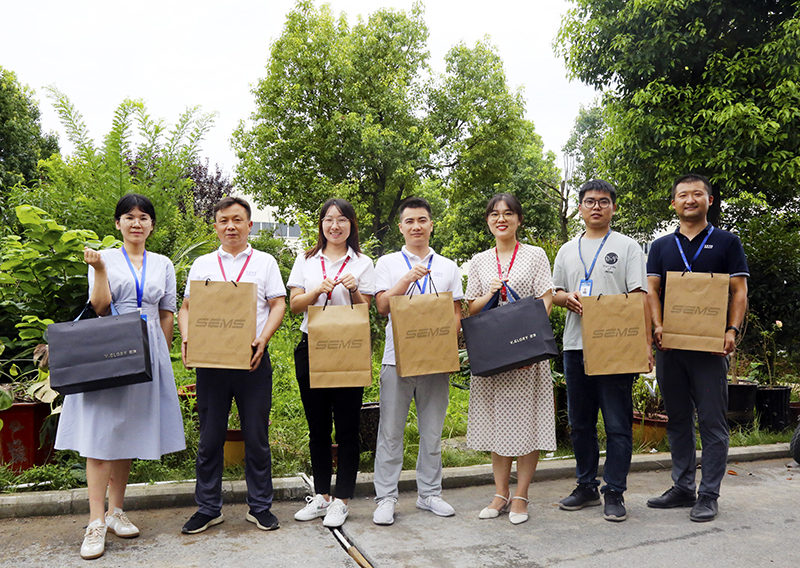 97622娱乐电子游戏科技为全体员工定做专属鞋履