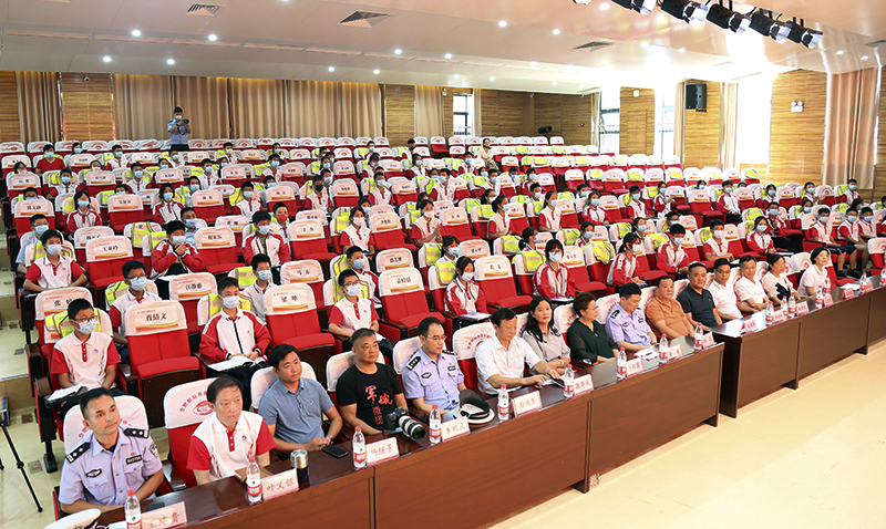 以光之名 护你前行——97622娱乐电子游戏科技为合肥新站寿春实验中学捐赠1000套反光服